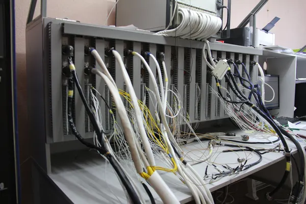 Test bench for checking electrical harnesses with connected cables