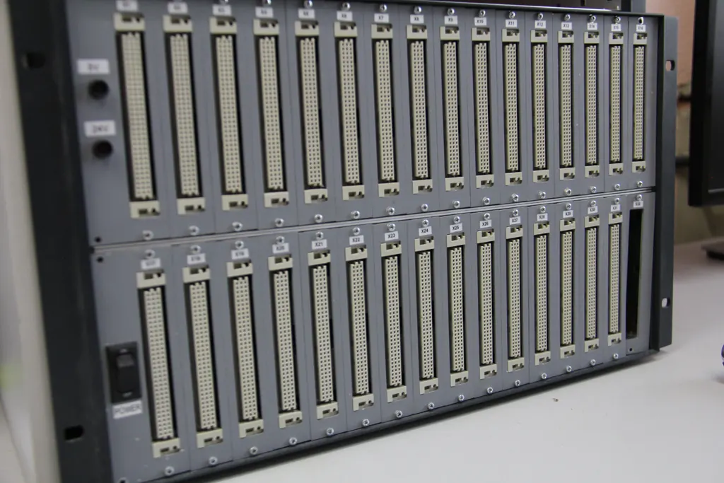 Test bench switching unit with rows of connector modules